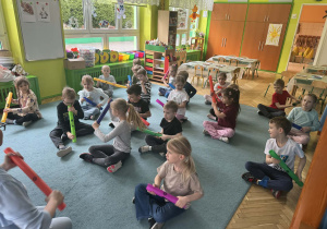 Dzieci przy muzyce naśladują wykonywanie przedświątecznych porządków, z wykorzystaniem bum-bum rurek