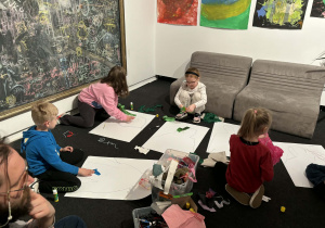 dzieci wykonują swoję autoportrety z wykonaniem materiałów pasmanteryjnych