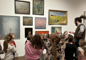 dzieci oglądają wystawę z obrazami i eksponatami i wypowiadają się na ich temat,