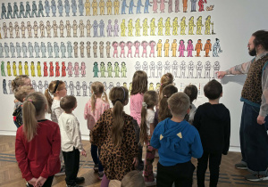 dzieci oglądają wystawę z obrazami i eksponatami i wypowiadają się na ich temat,