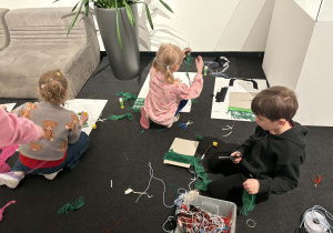 dzieci wykonują swoję autoportrety z wykonaniem materiałów pasmanteryjnych