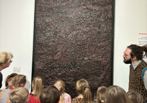 dzieci oglądają wystawę z obrazami i eksponatami i wypowiadają się na ich temat,