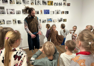 dzieci oglądają wystawę z obrazami i eksponatami i wypowiadają się na ich temat,