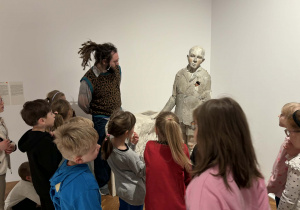 dzieci oglądają wystawę z obrazami i eksponatami i wypowiadają się na ich temat,