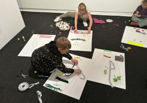 dzieci wykonują swoję autoportrety z wykonaniem materiałów pasmanteryjnych