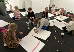 dzieci wykonują swoję autoportrety z wykonaniem materiałów pasmanteryjnych