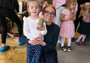 Dzieci wraz z rodzicami prezentują swoje prace