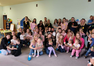 Grupowe zdjęcie uczestników wielkanocnych warsztatów.