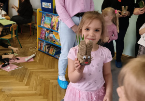 Dzieci wraz z rodzicami prezentują swoje prace