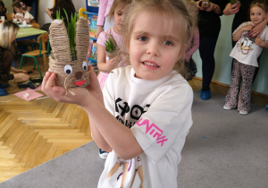 Dzieci wraz z rodzicami prezentują swoje prace