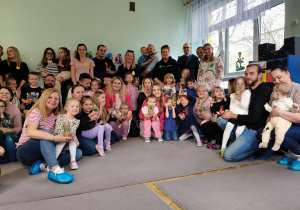 Grupowe zdjęcie uczestników wielkanocnych warsztatów.
