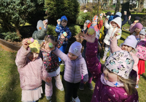 Dzieci pokazują odnalezione jajka.
