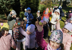 Dzieci pokazują odnalezione jajka.