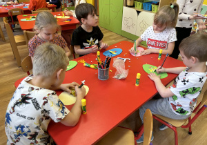 dzieci podczas działaności plastycznej wykonują pisanki „kurczaki”