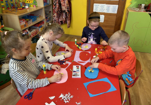 dzieci podczas działaności plastycznej wykonują pisanki „kurczaki”