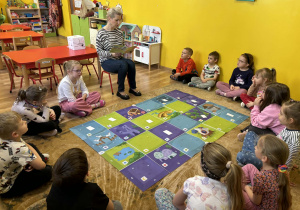 p. Kasia czyta książkę „ O niesfornym zajączku”