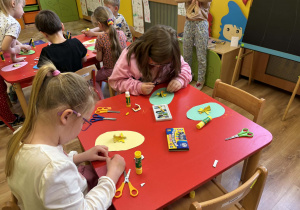 dzieci podczas działaności plastycznej wykonują pisanki „kurczaki”