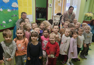dzieci pozują do zdjęcia z alpakami