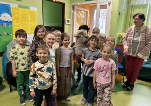 dzieci pozują do zdjęcia z alpakami