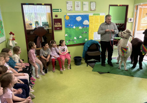 dzieci słuchają ciekawostek o alpakach