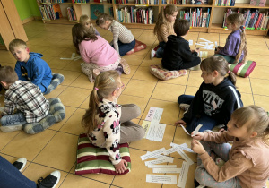 dzieci układają odpowiednio kartki z tekstami pod napisami Prawda- fałsz.