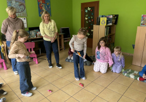 dzieci łowią rybki z wyk. wędek,