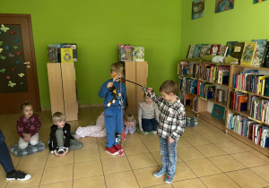 dzieci łowią rybki z wyk. wędek,