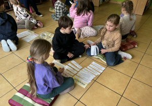 dzieci układają odpowiednio kartki z tekstami pod napisami Prawda- fałsz.