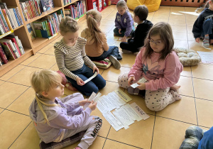 dzieci układają odpowiednio kartki z tekstami pod napisami Prawda- fałsz.