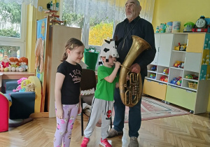 chłopiec gra na instrumencie