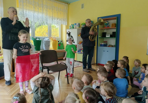 dziewczynka i chłopiec wcielają się w role torreadora i byka