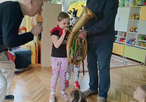 dziewczynka gra na instrumencie