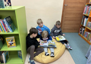 dzieci oglądają książki