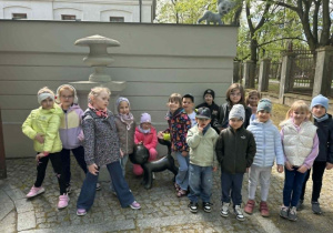 dzieci pozują do zdjęcia przy figurkach kota Filemona i Bonifacego
