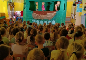dzieci oglądają przedstawienie