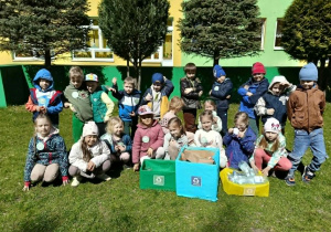dzieci pozują do zdjęcia grupowego
