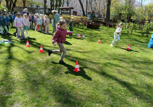 dzieci uczestniczą w konkurencjach ekologicznych