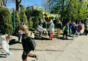 dzieci zbierają śmieci w okolicy przedszkola