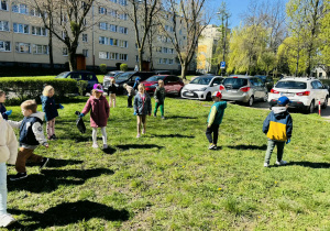 dzieci uczestniczą w konkurencjach ekologicznych