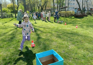 dzieci uczestniczą w konkurencjach ekologicznych