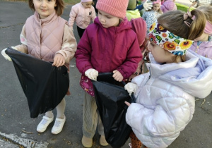 dzieci zbierają śmieci w okolicy przedszkola