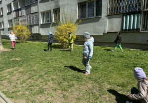 dzieci zbierają śmieci w okolicy przedszkola
