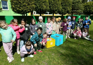 dzieci pozują do zdjęcia grupowego
