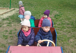 Dzieci naśladują jazdę samochodem