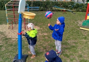 Dzieci grają w "mini koszykówkę"