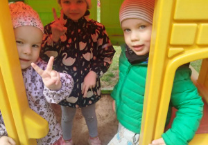 Dzieci bawią się w przedszkolnym, ogrodowym domku