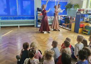 dzieci oglądają tancerki podczas występu