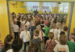dzieci prezentują układ taneczny