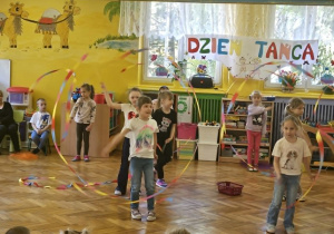 dzieci prezentują układ taneczny