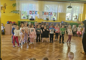dzieci prezentują układ taneczny